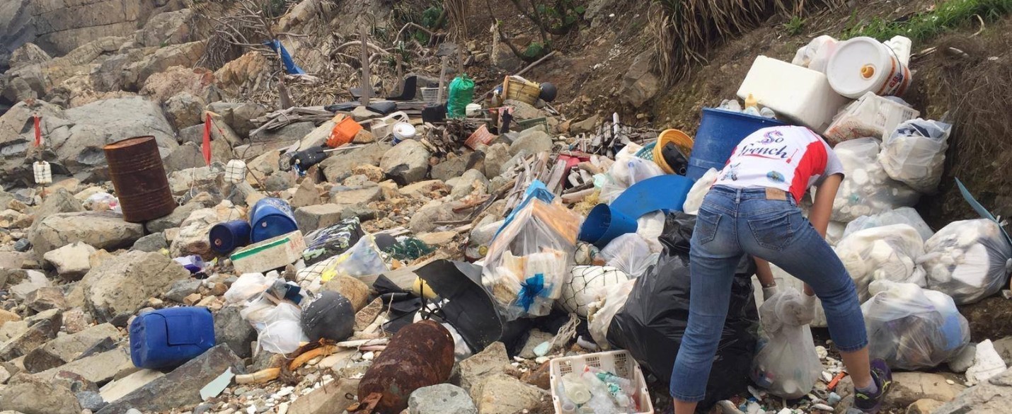 Sous les déchets la plage