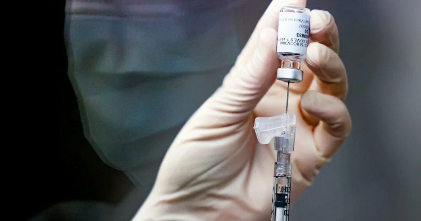 Plus de 60.000 personnes inscrites pour être vaccinées, des élus « patriotes » à Hong Kong