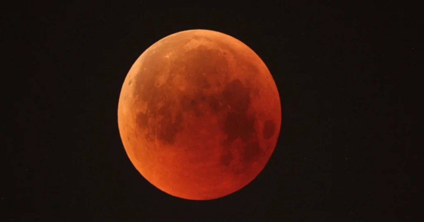 Éclipse totale de lune à Hong Kong le 26 mai, exposition photos du photographe Ludovic Perrin