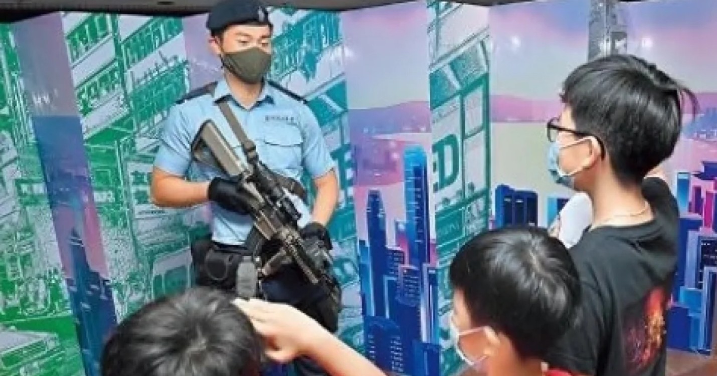 La police fait son à show Yuen Long, ouverture au public du musée M+