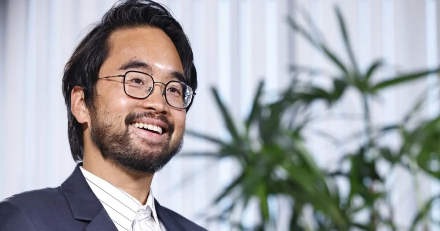 Adrian Cheng démissionne de son poste de DG de  New World  – Le French Improv Club sur scène Samedi