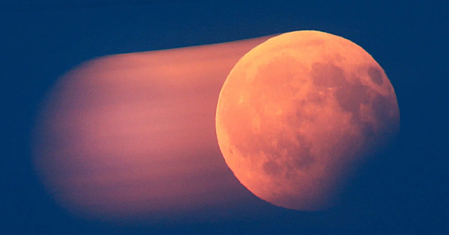 Une éclipse lunaire à Hong Kong – “Pour un sourire d’enfant” à Repulse Bay Beach